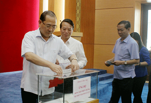 Phó Bí thư Thường trực Tỉnh ủy Hoàng Công Thủy cùng các đồng chí lãnh đạo các Ban Xây dựng Đảng, Văn phòng Tỉnh ủy ủng hộ đồng bào các tỉnh miền Trung