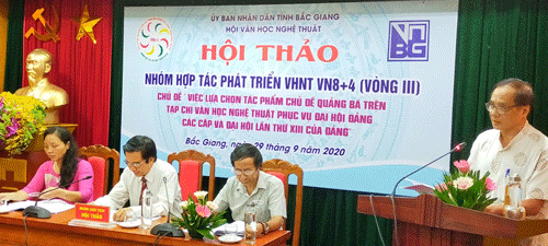 Nhà thơ Nguyễn Đình Phúc đoàn Hội Liên hiệp VHNT Phú Thọ tham luận tại hội thảo.