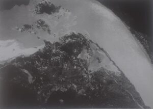 Toàn cảnh khu vực Chợ Bờ, thác Bờ khi chưa đắp đập thủy điện. Không ảnh do người Pháp chụp đầu thế kỷ XX. Những quần thể đá khổng lỗ mọc giữa lòng sông trong ảnh, chính là thác Bờ. LV (st) 