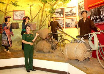 Trung tá Phạm Thị Kim Thúy – nhân viên tuyên truyền trưng bày, Bảo tàng Quân khu II giới thiệu về chiếc xe đạp thồ của đồng chí Ma Văn Thắng.