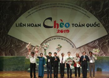 Những Mẩu Chuyện Thú Vị Về “17 Khoảnh Khắc Của Mùa Xuân”