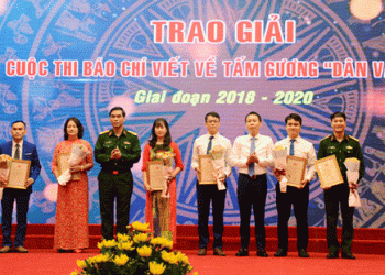 Thầy giáo dạy văn, đam mê viết báo, nghiên cứu văn học