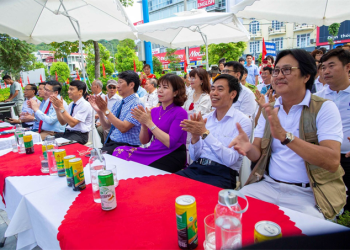 Thủ tướng Nguyễn Xuân Phúc tham quan Triển lãm ảnh “Việt Nam phòng chống dịch Covid-19”