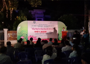 Thủ tướng Nguyễn Xuân Phúc tham quan Triển lãm ảnh “Việt Nam phòng chống dịch Covid-19”