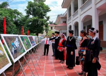 Thủ tướng Nguyễn Xuân Phúc tham quan Triển lãm ảnh “Việt Nam phòng chống dịch Covid-19”