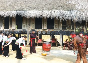 Phát triển đời sống văn hóa từ giữ gìn bản sắc