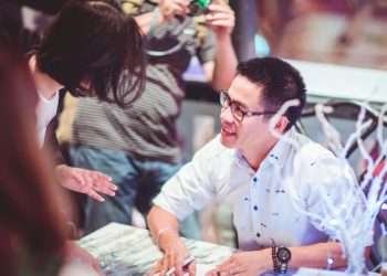 Ứng xử thế nào với sách ký tặng